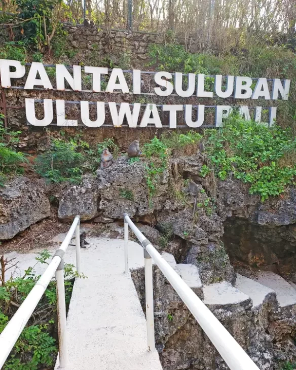 Pantai Suluban Uluwatu Bali sign against the cliff