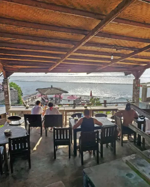 Salin Warung with a view overlooking the surfers at Uluwatu Beach