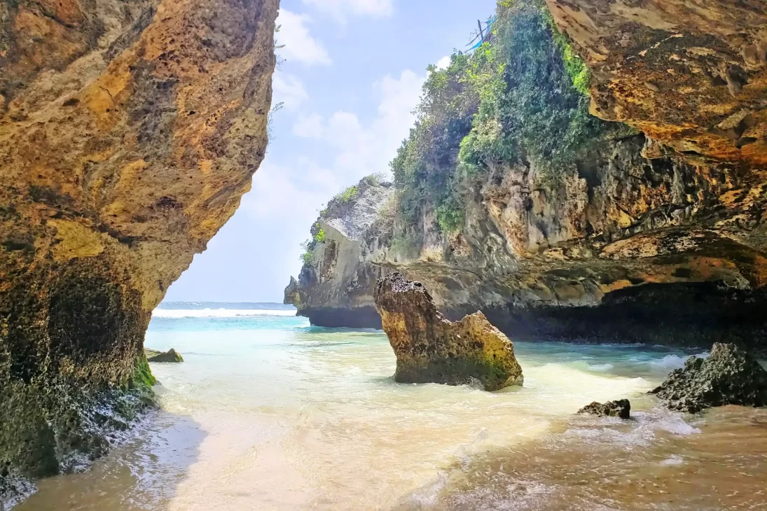 Rising tide at Suluban Beach in Uluwatu, to show what time is best to visit this beach cove