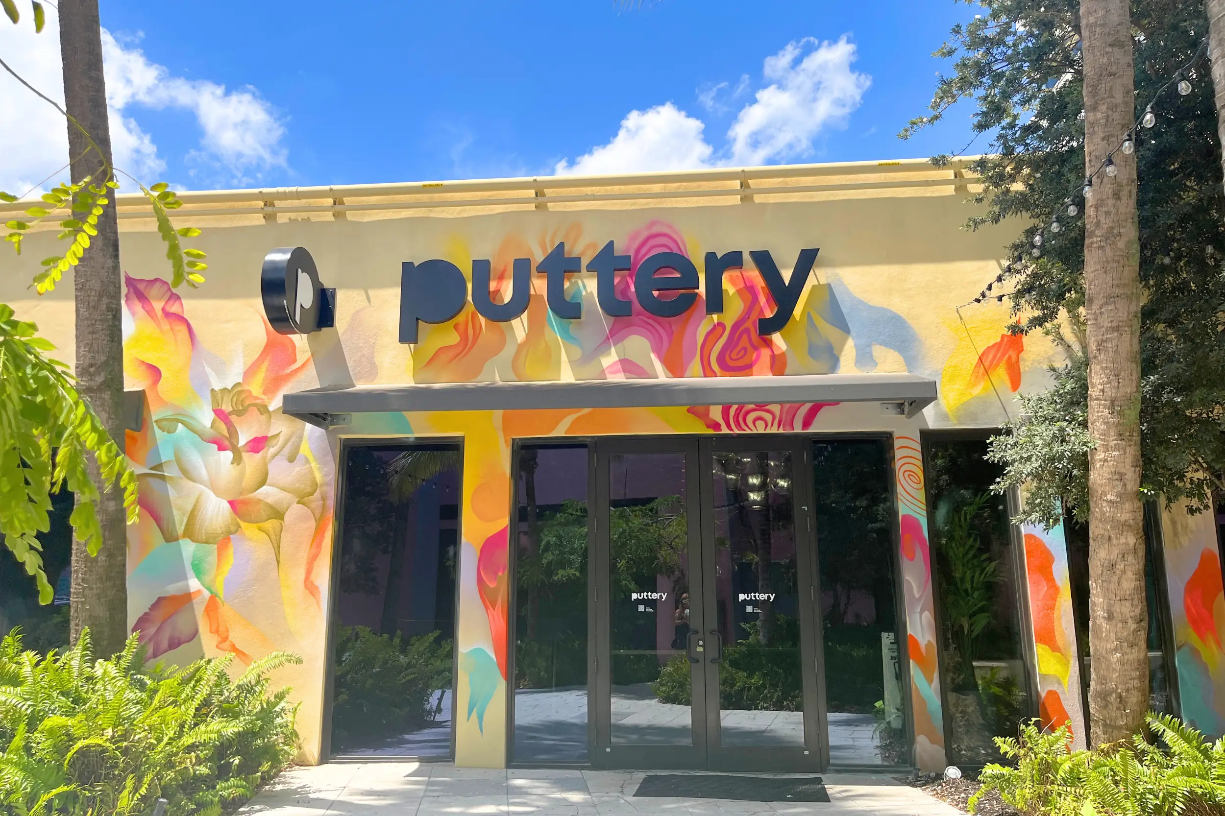 Puttery Miami entrance mural in Wynwood Walls, which is a place for indoor mini golf Miami, great for anyone 21+.