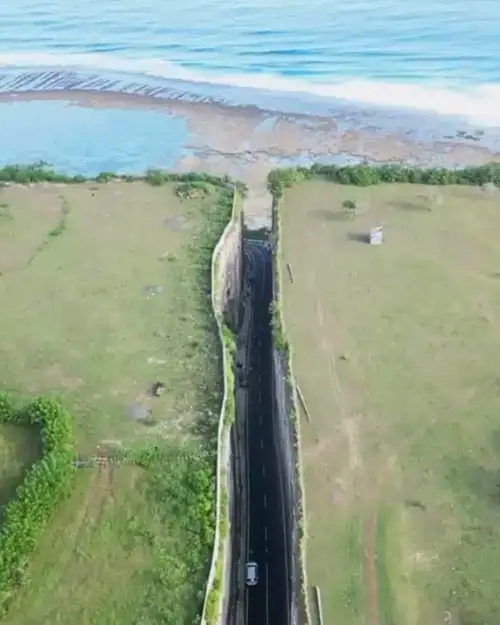 The Pandawa Beach road between the cliffs