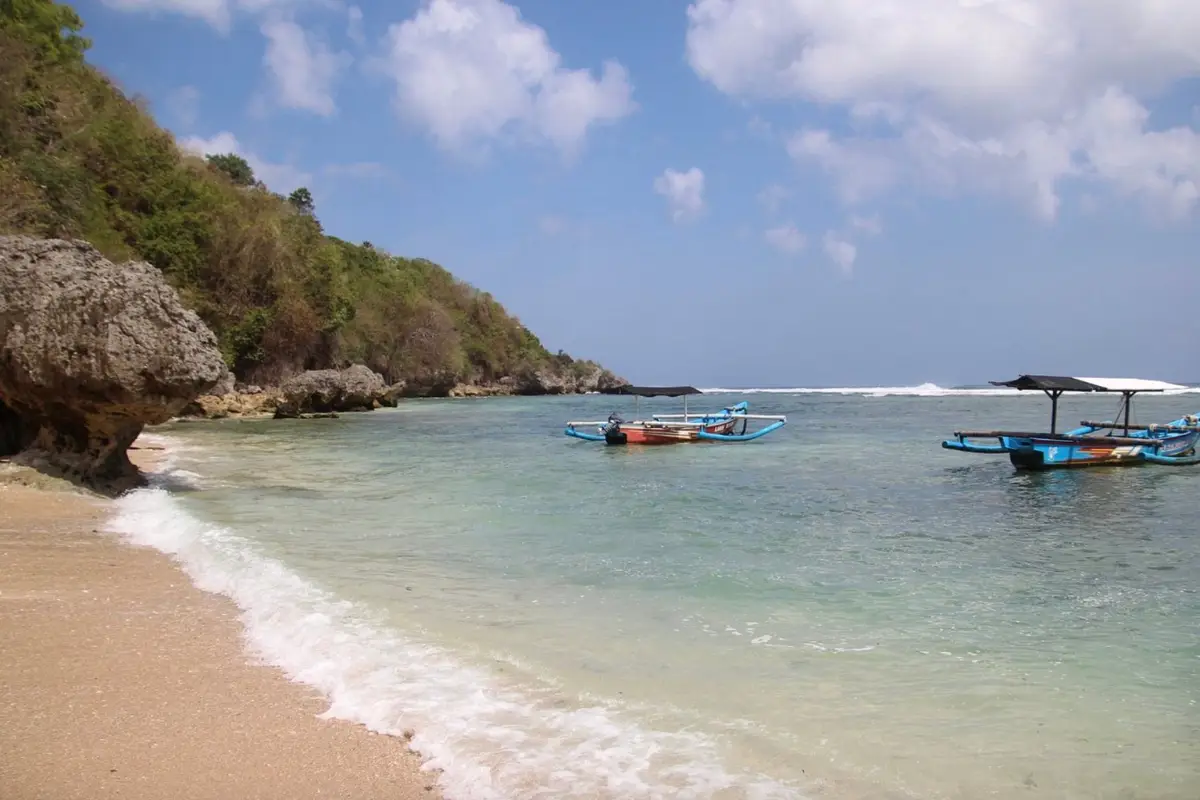 Thomas Beach ocean and cliffside, with boats in the water