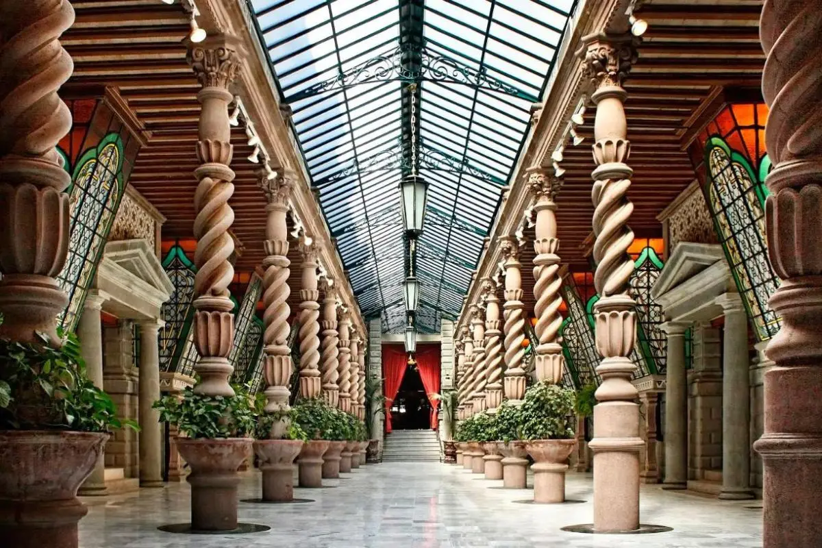 The beautiful atrium lobby of the Hotel Geneve Mexico City