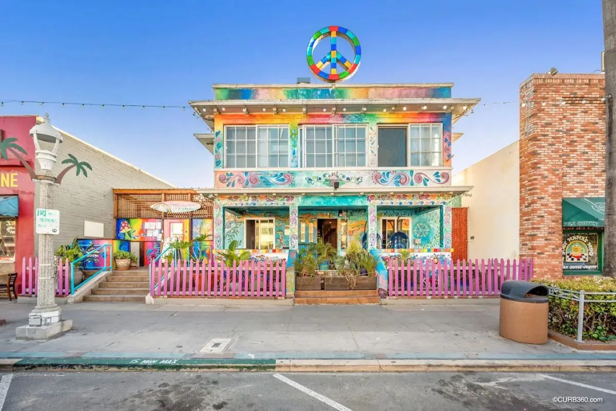 A hostel at one of the best beaches in San Diego, Ocean Beach, which has a rainbow exterior with a giant peace sign overhead 